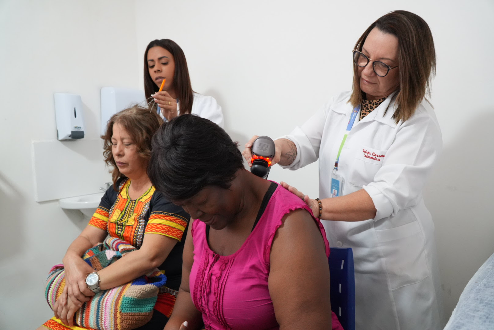 Espaço Rosa inova e oferece tratamento com auriculoterapia e relaxamento muscular