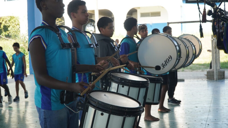 Escola municipal do Galo Branco faz sua estreia no desfile de aniversário de São Gonçalo