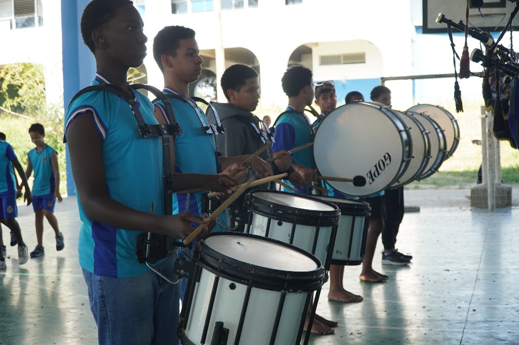 Escola municipal do Galo Branco faz sua estreia no desfile de aniversário de São Gonçalo