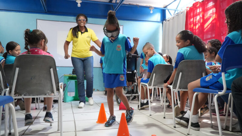 Alunos de escola municipal no Engenho Pequeno aprendem sobre regras de trânsito