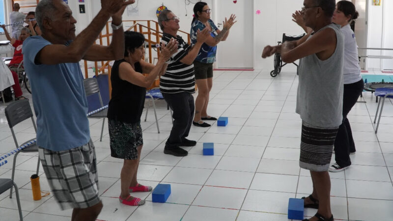 Fisioterapia de idosos no CER III vai além do tratamento de reabilitação
