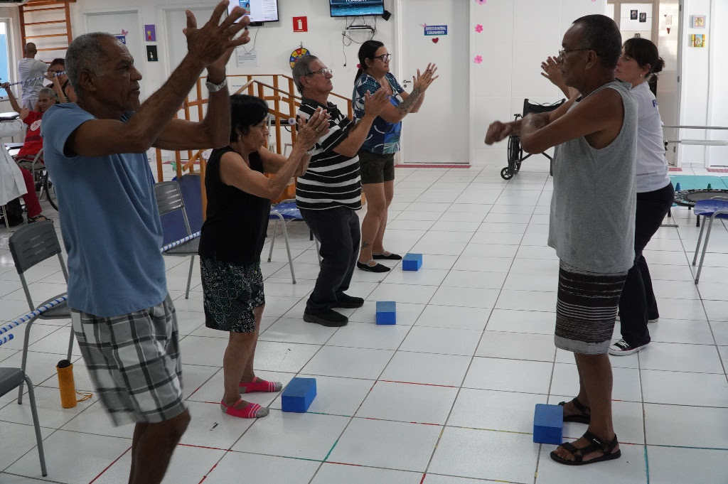 Fisioterapia de idosos no CER III vai além do tratamento de reabilitação
