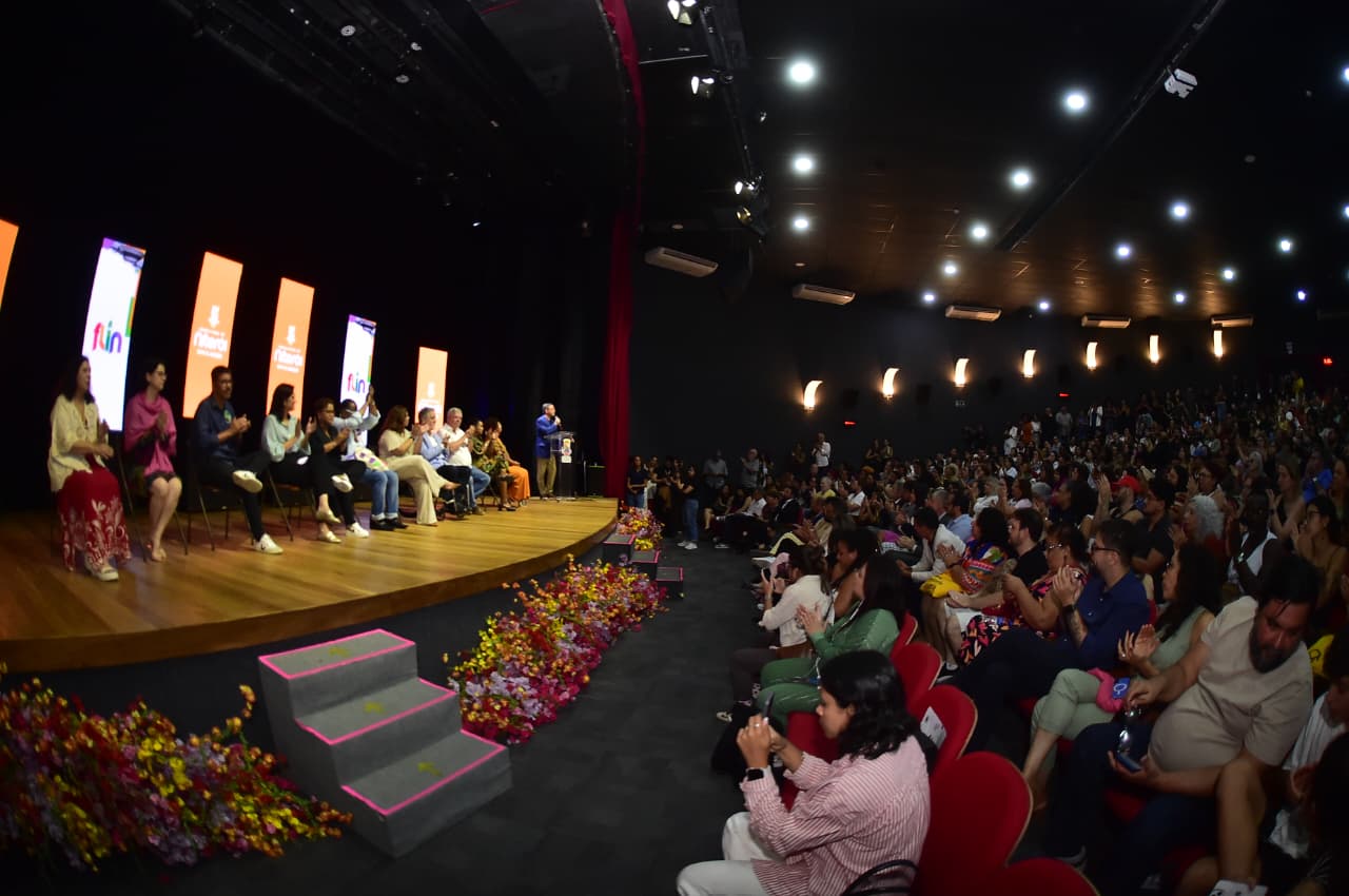 Niterói respira cultura e celebra vozes plurais na abertura da FLIN 2025, que homenageia Darcy Ribeiro com diversidade e emoção