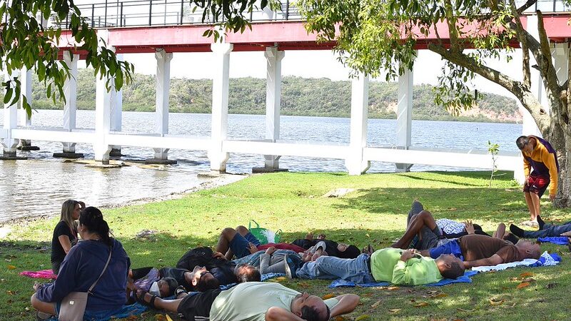 Prefeitura de Maricá promove oficinas terapêuticas ao ar livre na Lagoa de Jacaroá