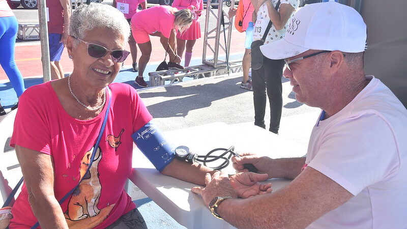 Outubro Rosa: Caminhada da Terceira Idade reúne centenas de pessoas em Maricá
