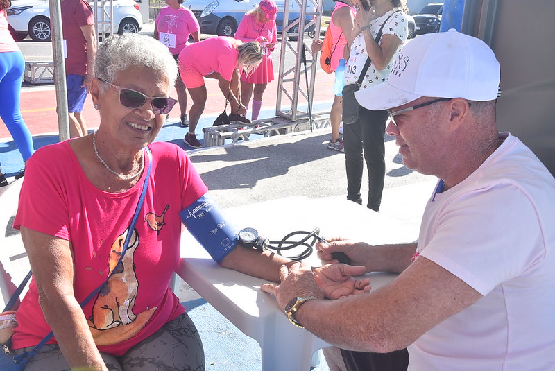 Outubro Rosa: Caminhada da Terceira Idade reúne centenas de pessoas em Maricá