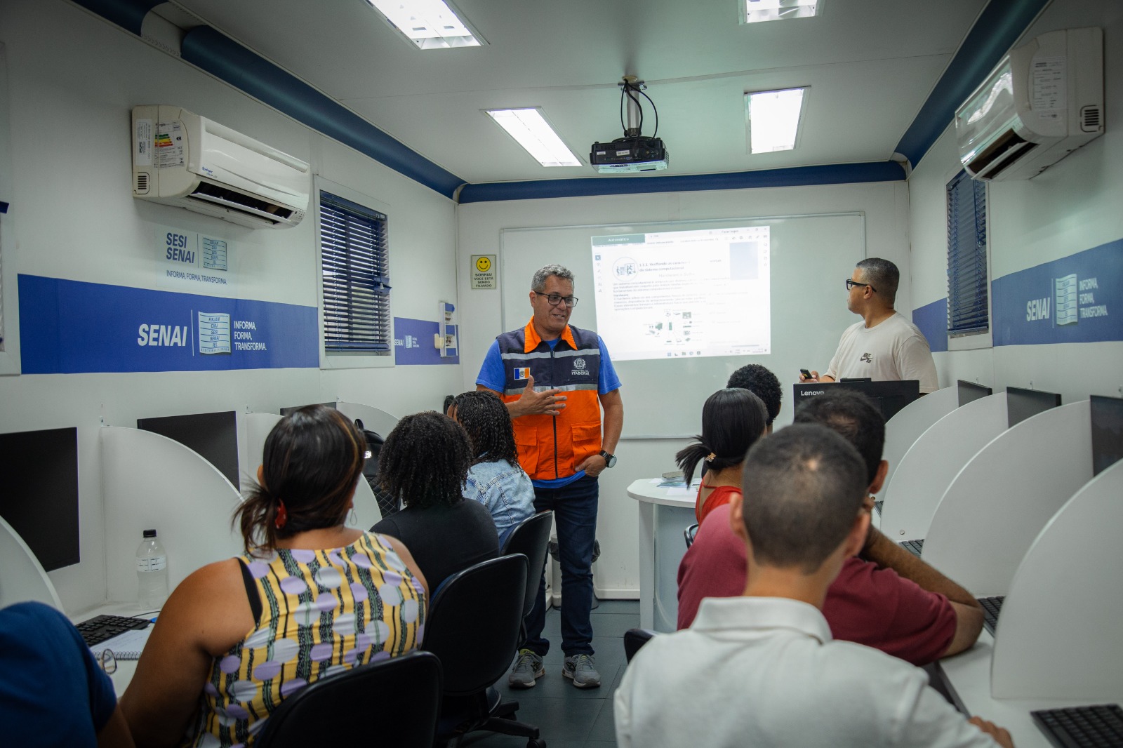Aulas da Carreta-Escola da Firjan têm início em Itaboraí com cursos gratuitos na área de informática