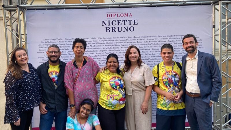 Bloco Loucos Pela Vida recebe Diploma Nicette Bruno de Cultura em solenidade no Teatro Municipal de Niterói