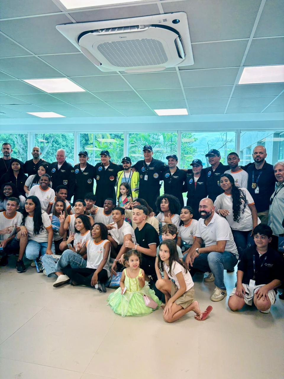 Alunos da rede municipal vivem dia de imersão no mundo da aviação com o projeto Pega a Visão  