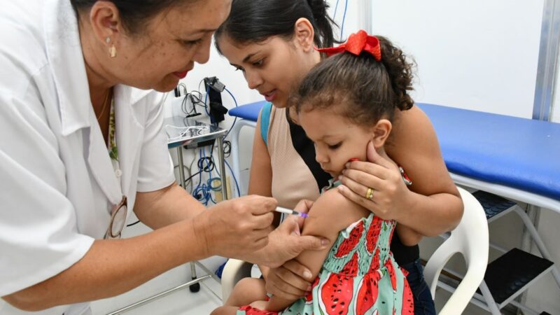 Niterói atualiza cadernetas de vacinação de crianças e adolescentes