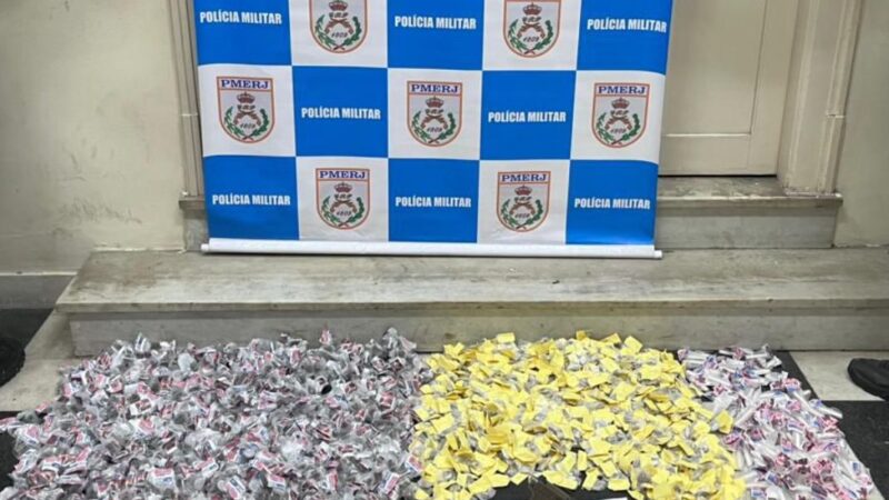 12º BPM apreende grande quantidade de drogas e prende dois suspeitos armados na Comunidade da Chácara, em Niterói