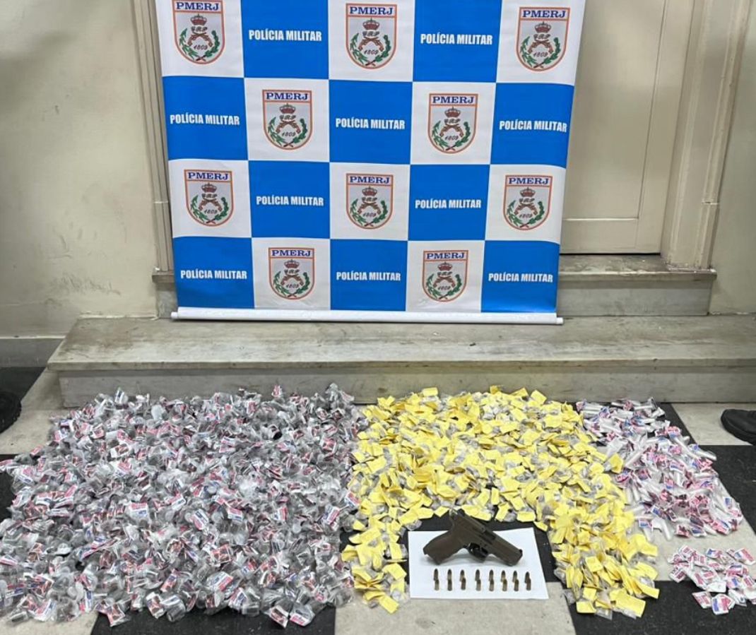 12º BPM apreende grande quantidade de drogas e prende dois suspeitos armados na Comunidade da Chácara, em Niterói