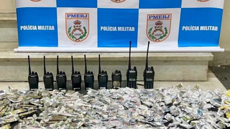 12º BPM apreende grande quantidade de drogas e prende suspeito no Morro do Estado, em Niterói