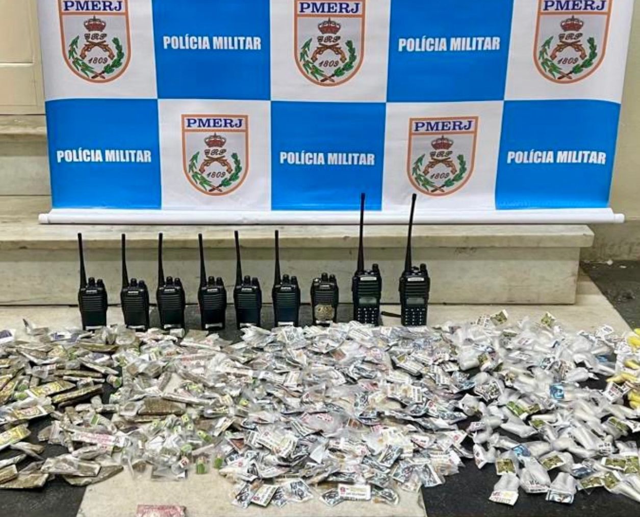 12º BPM apreende grande quantidade de drogas e prende suspeito no Morro do Estado, em Niterói