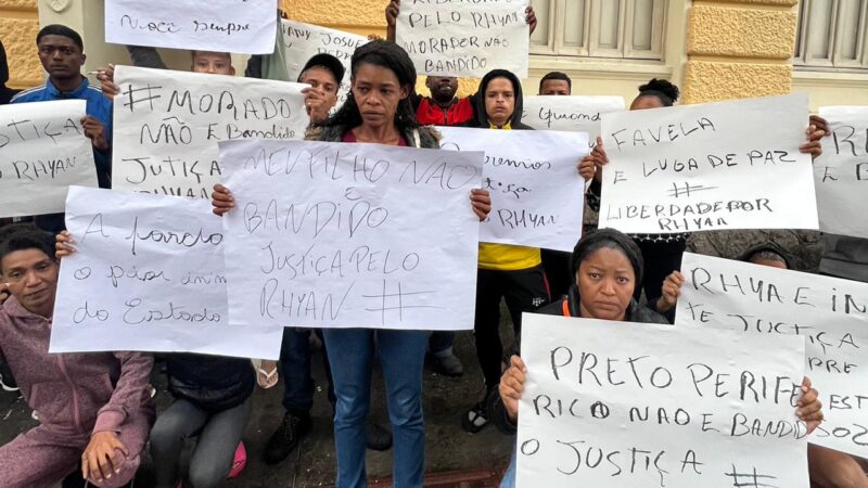 Moradores fazem protesto após prisão de jovem no Morro do Estado, em Niterói