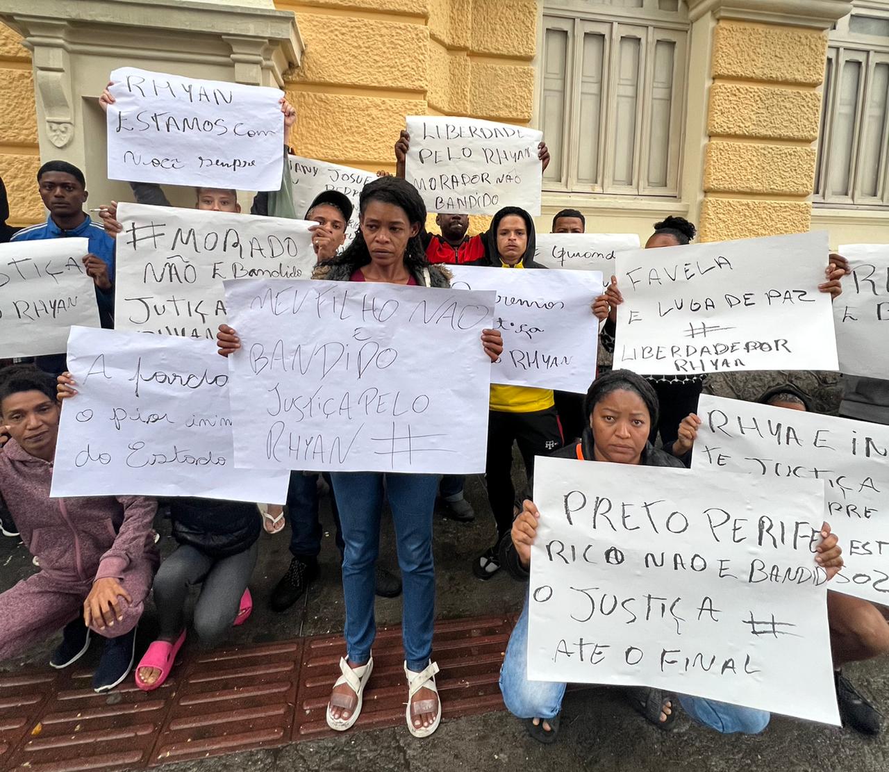 Moradores fazem protesto após prisão de jovem no Morro do Estado, em Niterói