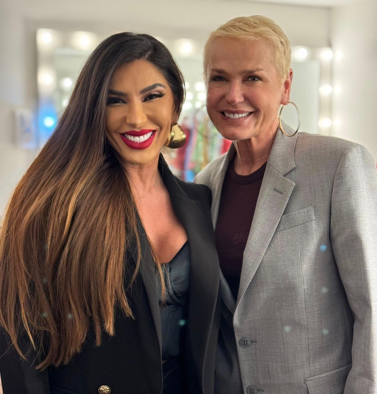 Andrea de Andrade brilha na estreia VIP de “Mudança de Hábito” ao lado de Xuxa Meneghel, Miguel Falabella, Nicole Bahls e Adriana Bombom