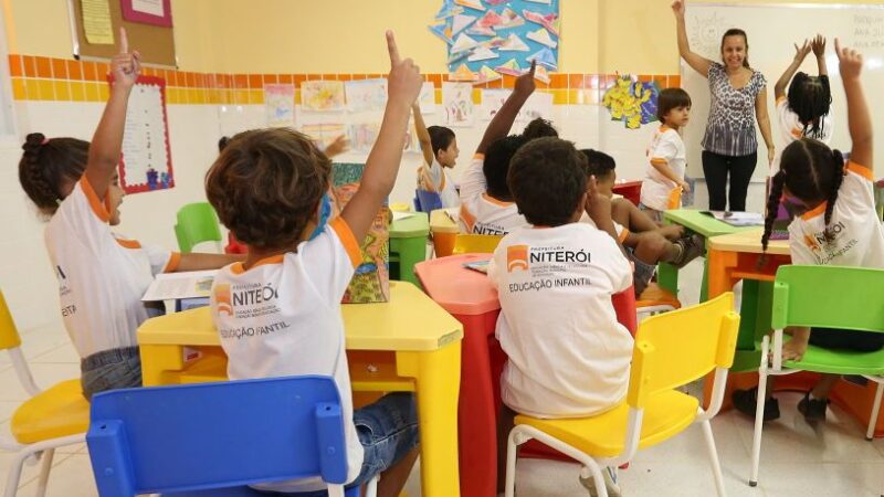 Justiça proíbe entrada de vereadores em escolas municipais de Niterói