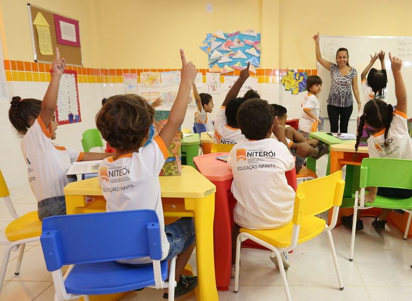 Justiça proíbe entrada de vereadores em escolas municipais de Niterói