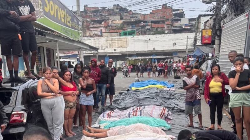 Número de mortos sobe para 128 após megaoperação no Complexo da Penha e no Alemão; moradores seguem levando corpos à Praça São Lucas