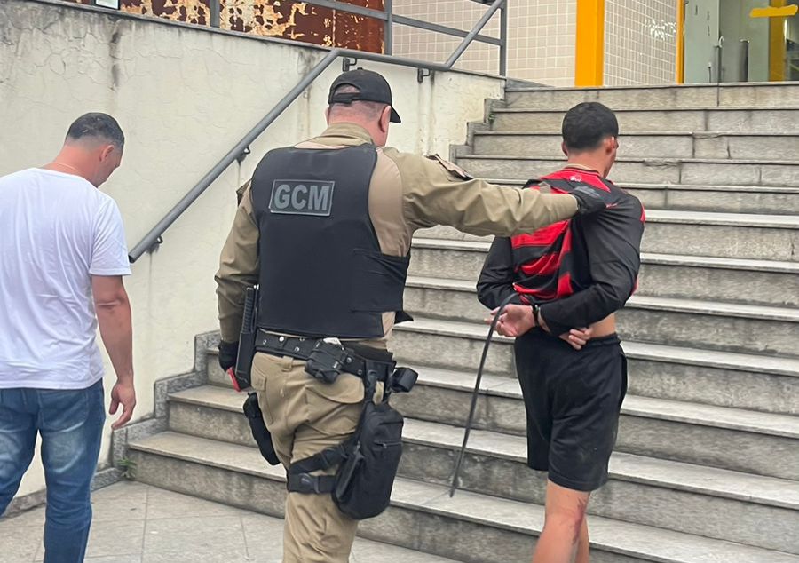 Guarda Municipal de Niterói impede linchamento após furto de celular no Largo do Barradas