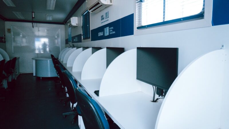 Itaboraí recebe nova carreta da Firjan para cursos gratuitos na área de informática