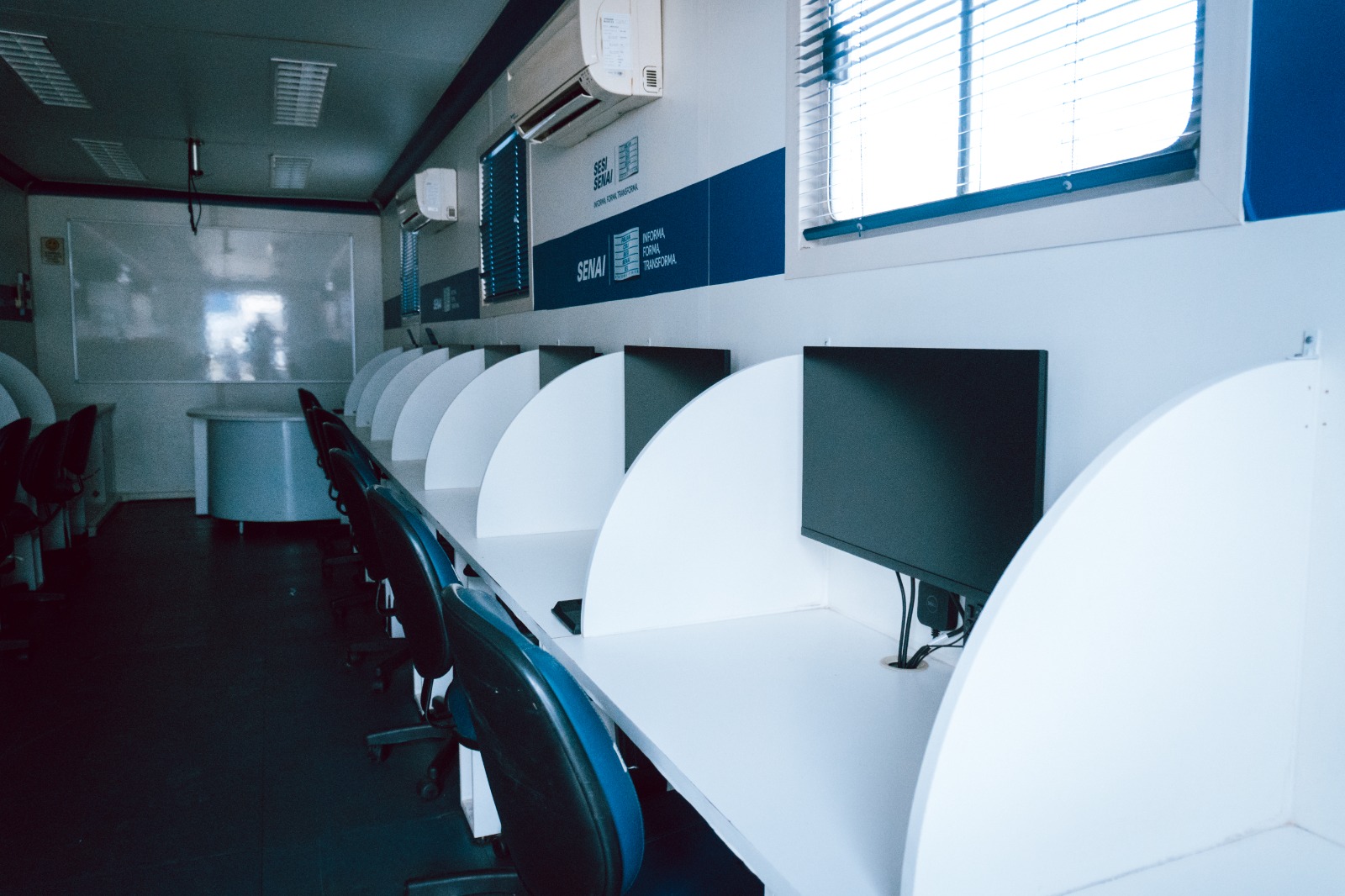 Itaboraí recebe nova carreta da Firjan para cursos gratuitos na área de informática