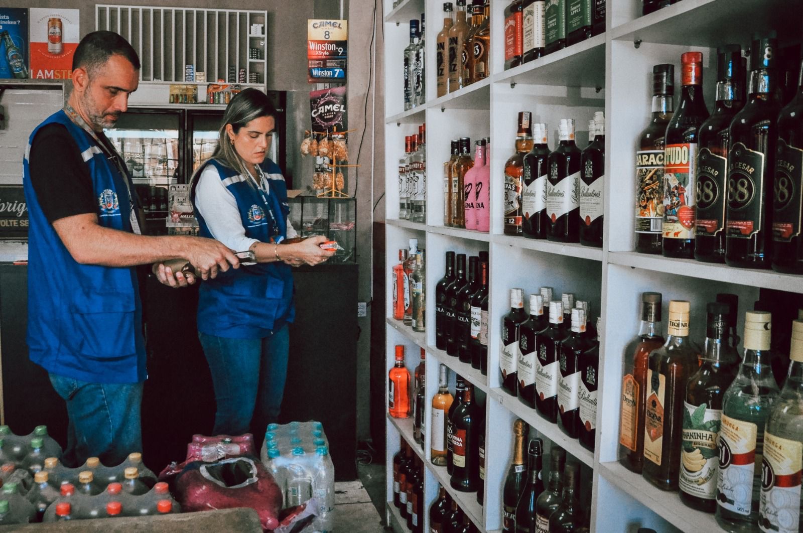 Prefeitura de Itaboraí realiza ação preventiva contra venda de bebidas adulteradas com metanol