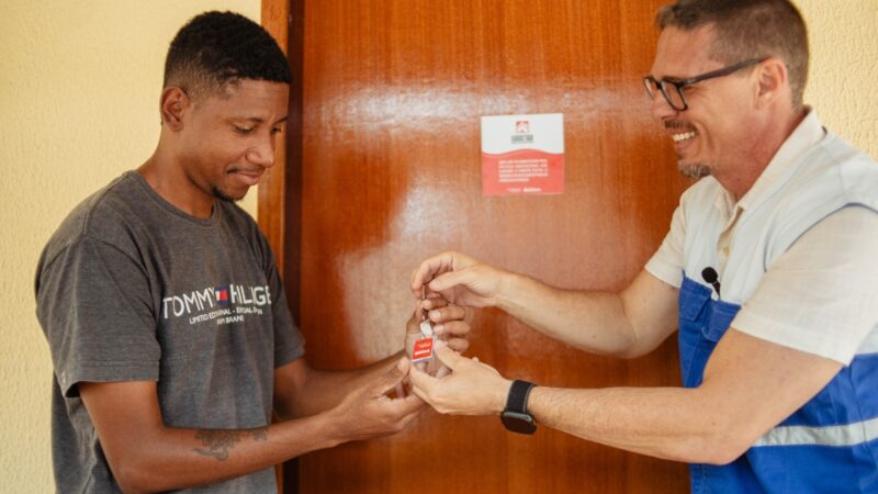 Prefeitura de Maricá entrega casas reformadas para moradores de comunidade do município