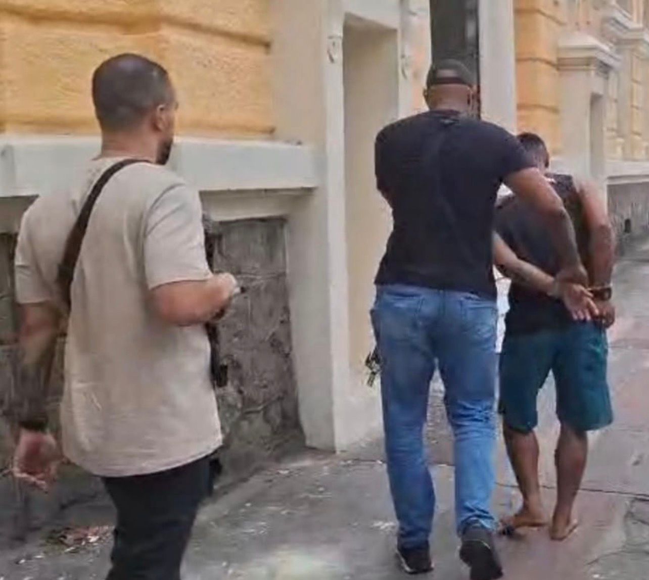 POLÍCIA CIVIL PRENDE HOMEM VENDENDO BICICLETA FURTADA EM SHOPPING NO CENTRO DE NITERÓI