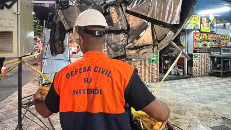 URGENTE — Marquise da padaria Mega Pan desaba na Alameda São Boaventura, Niterói