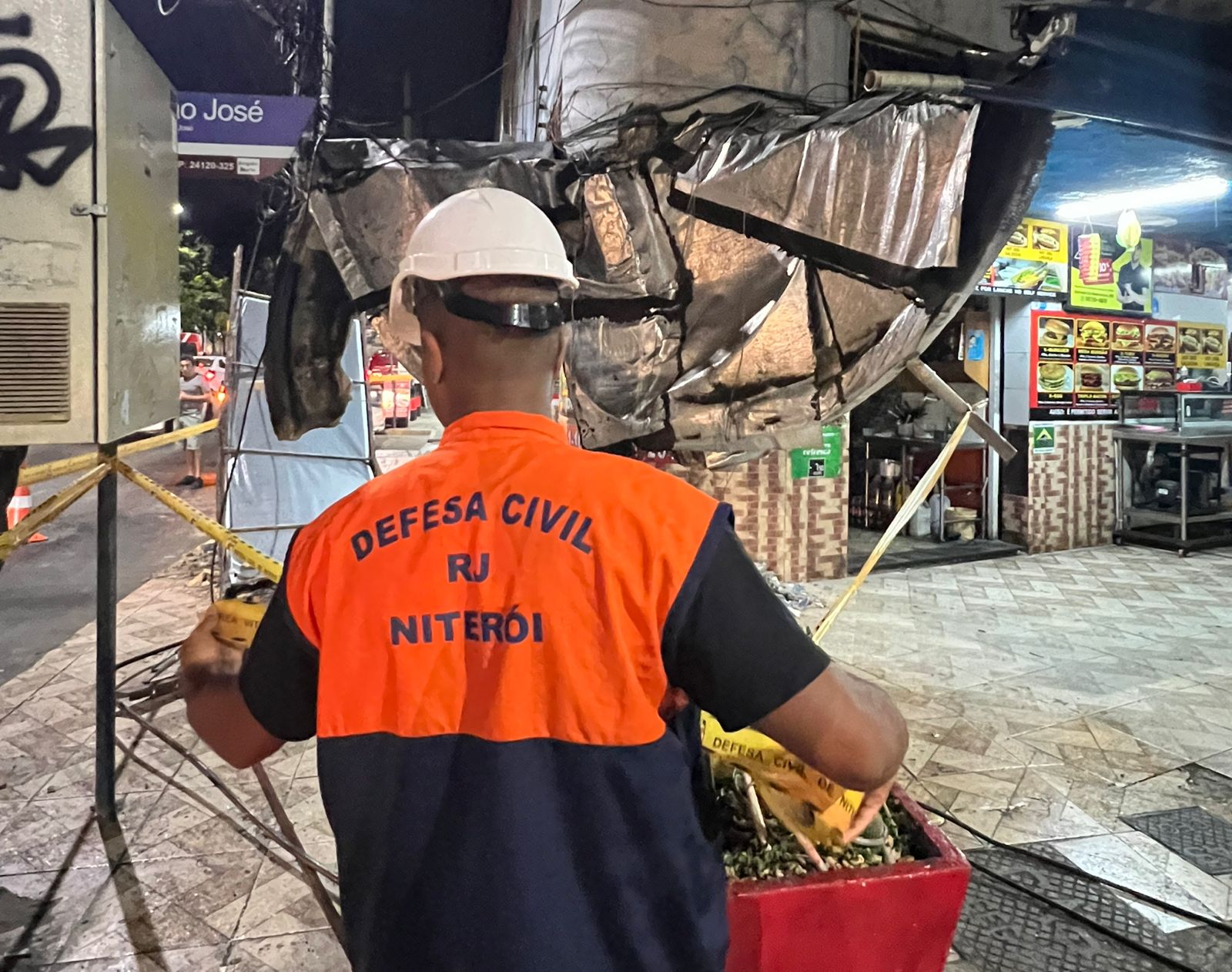 URGENTE — Marquise da padaria Mega Pan desaba na Alameda São Boaventura, Niterói