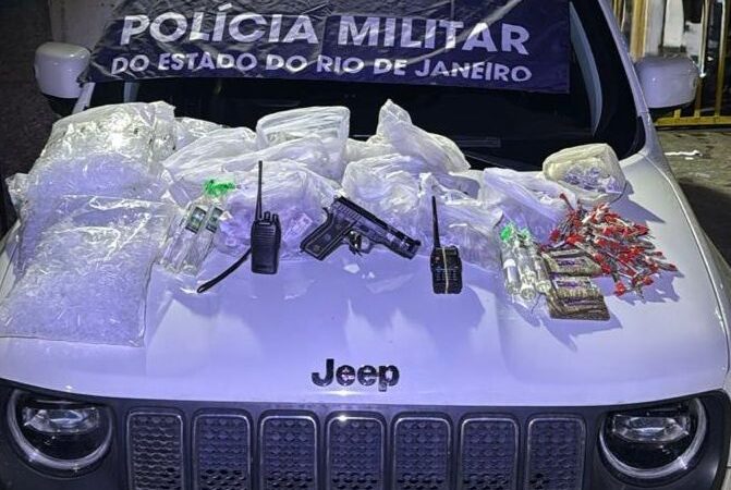Carro é apreendido com simulacro, grande quantidade de drogas em São Gonçalo