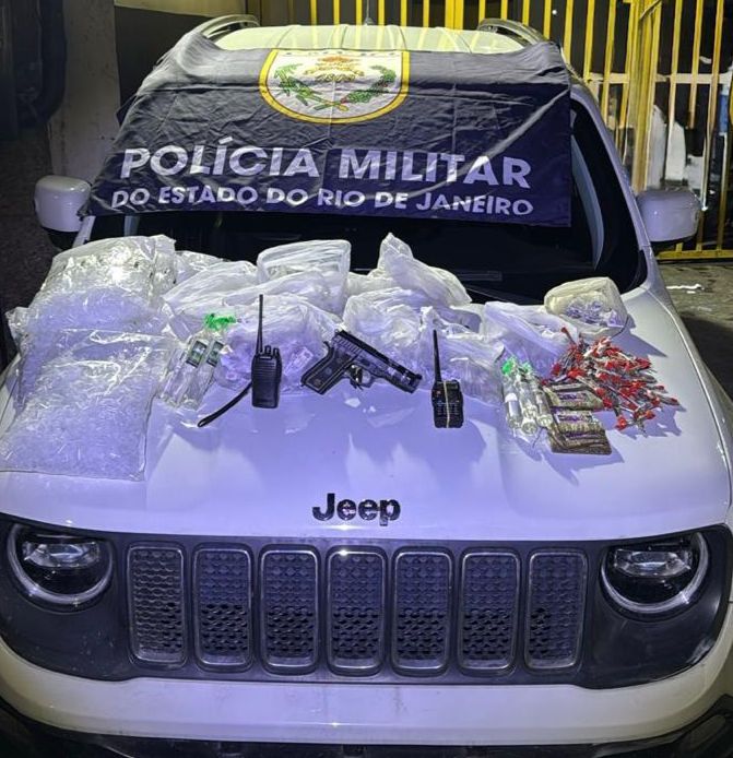 Carro é apreendido com simulacro, grande quantidade de drogas em São Gonçalo