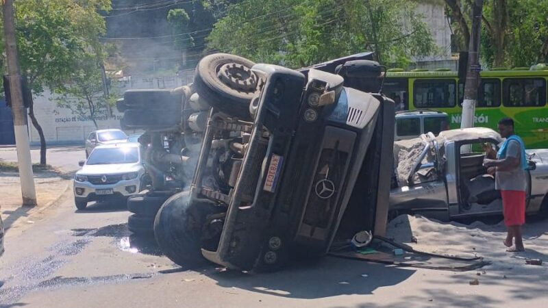 Caminhão tomba sobre carro e interdita Estrada da Florária em Niterói