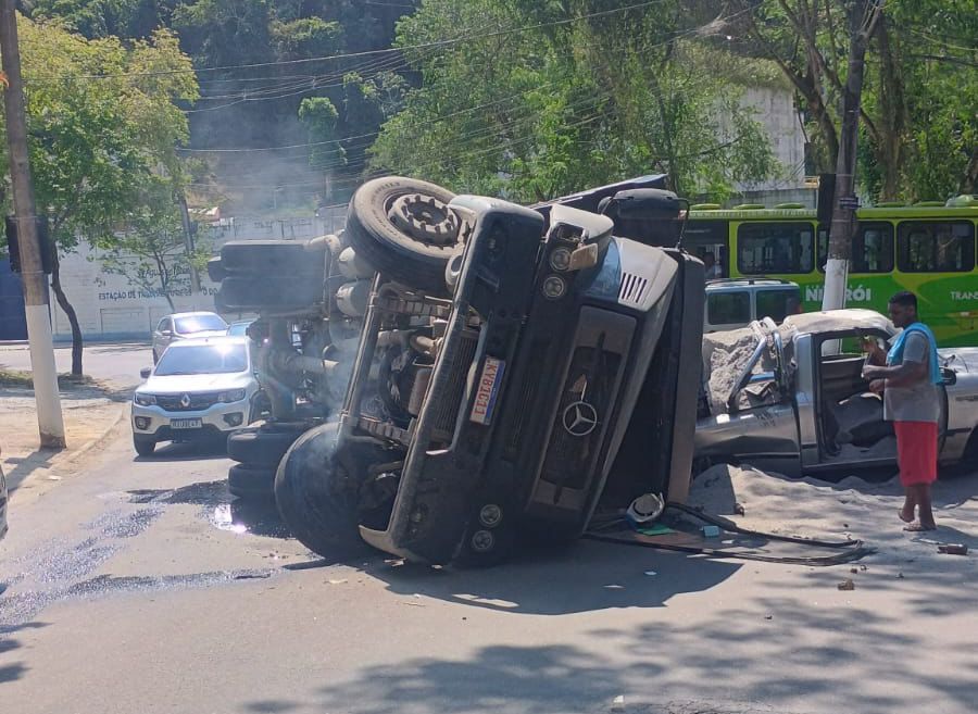 Caminhão tomba sobre carro e interdita Estrada da Florária em Niterói