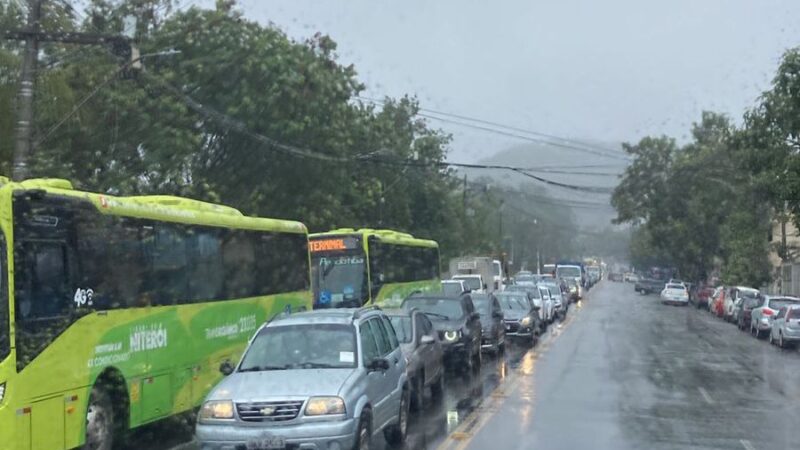Chuva causa caos e longos engarrafamentos em Niterói nesta quarta-feira