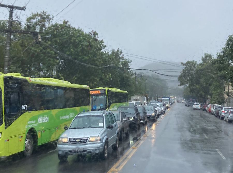 Chuva causa caos e longos engarrafamentos em Niterói nesta quarta-feira