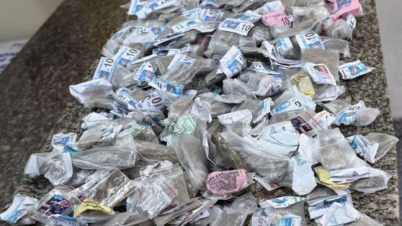 12º BPM recebe denúncia de tráfico no Fonseca (340), e prende criminoso armado com pistola. Com ele, foi apreendida grande quantidade de drogas.