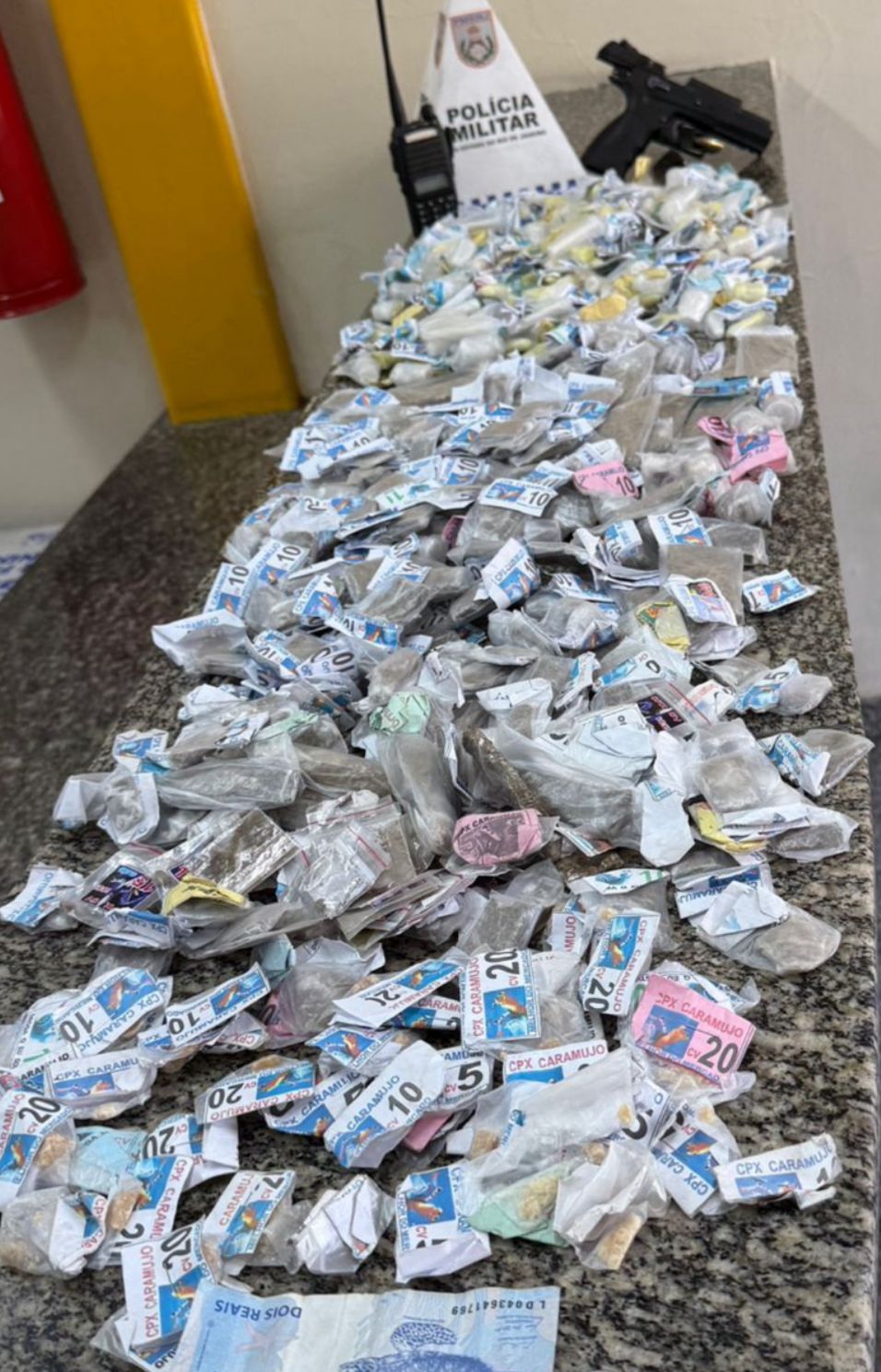 12º BPM recebe denúncia de tráfico no Fonseca (340), e prende criminoso armado com pistola. Com ele, foi apreendida grande quantidade de drogas.