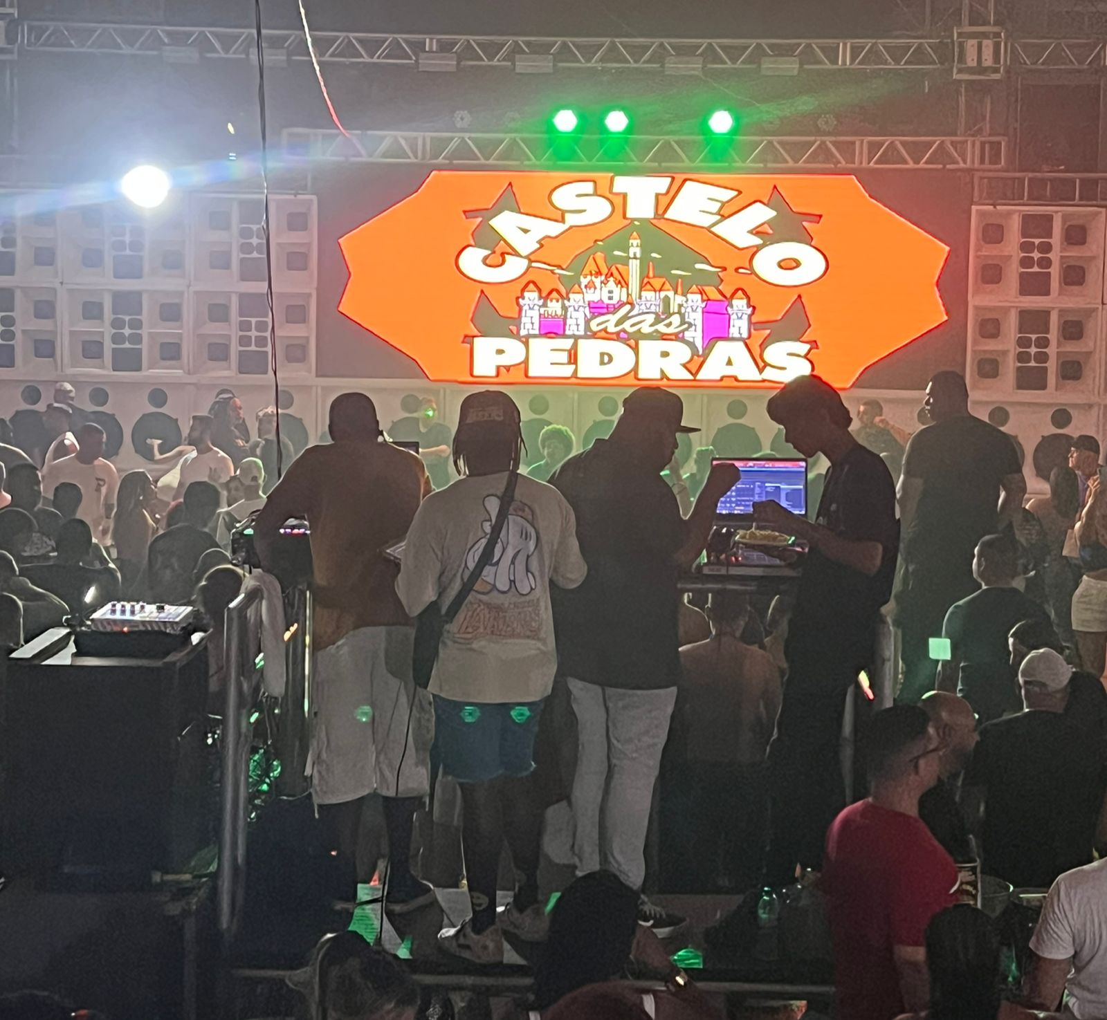 O retorno triunfante do Castelo das Pedras emociona São Gonçalo: uma noite inesquecível na quadra da Porto da Pedra