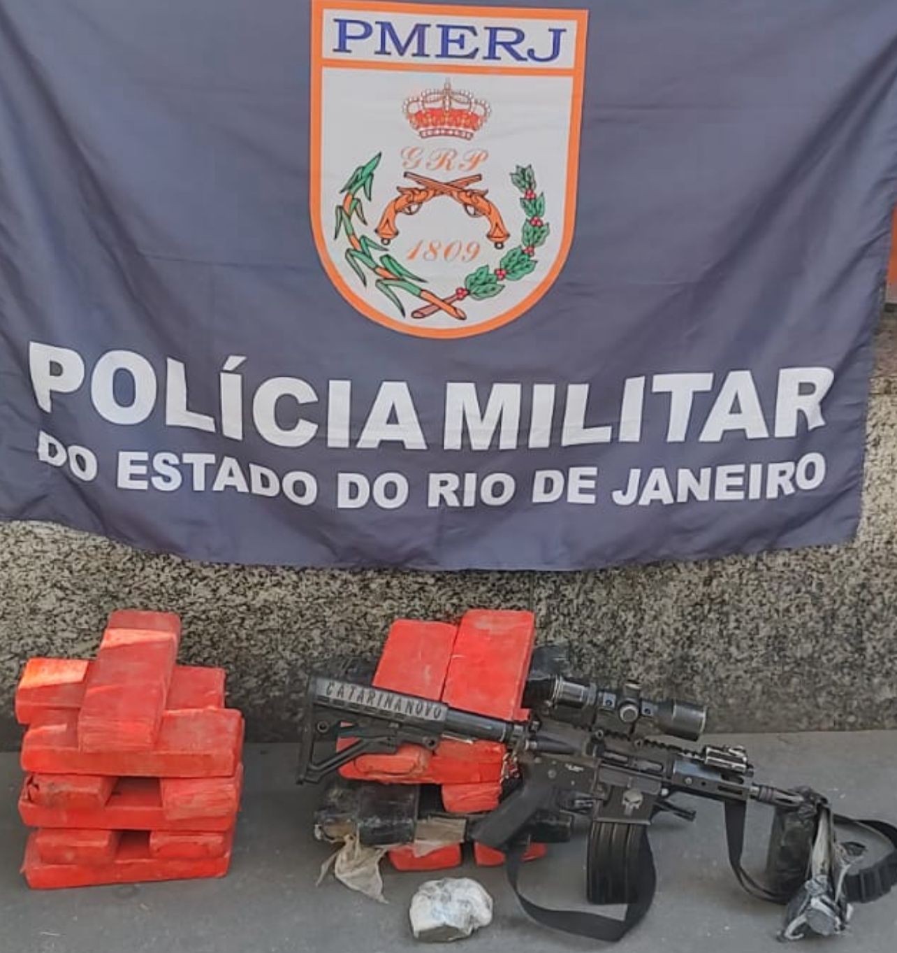 POLÍCIA MILITAR APREENDE FUZIL E GRANDE QUANTIDADE DE DROGAS EM JARDIM CATARINA