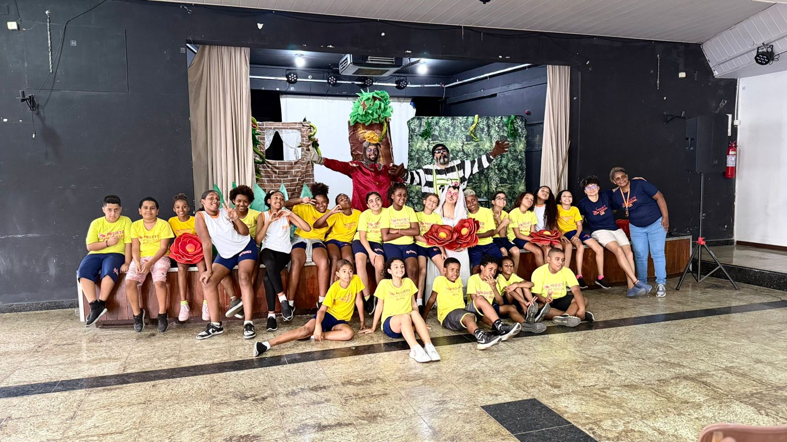 Jovens do projeto Clin Social participam de dias de lazer em comemoração ao Dia das Crianças