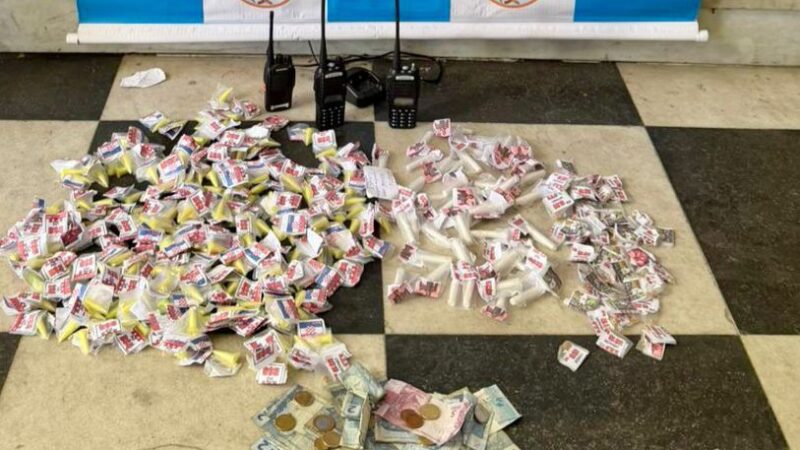 Homens são presos com drogas e rádio de comunicação no morro da chácara, no centro de Niterói