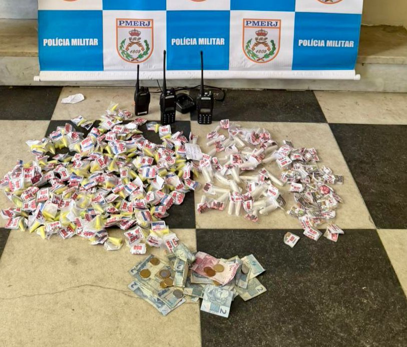 Homens são presos com drogas e rádio de comunicação no morro da chácara, no centro de Niterói