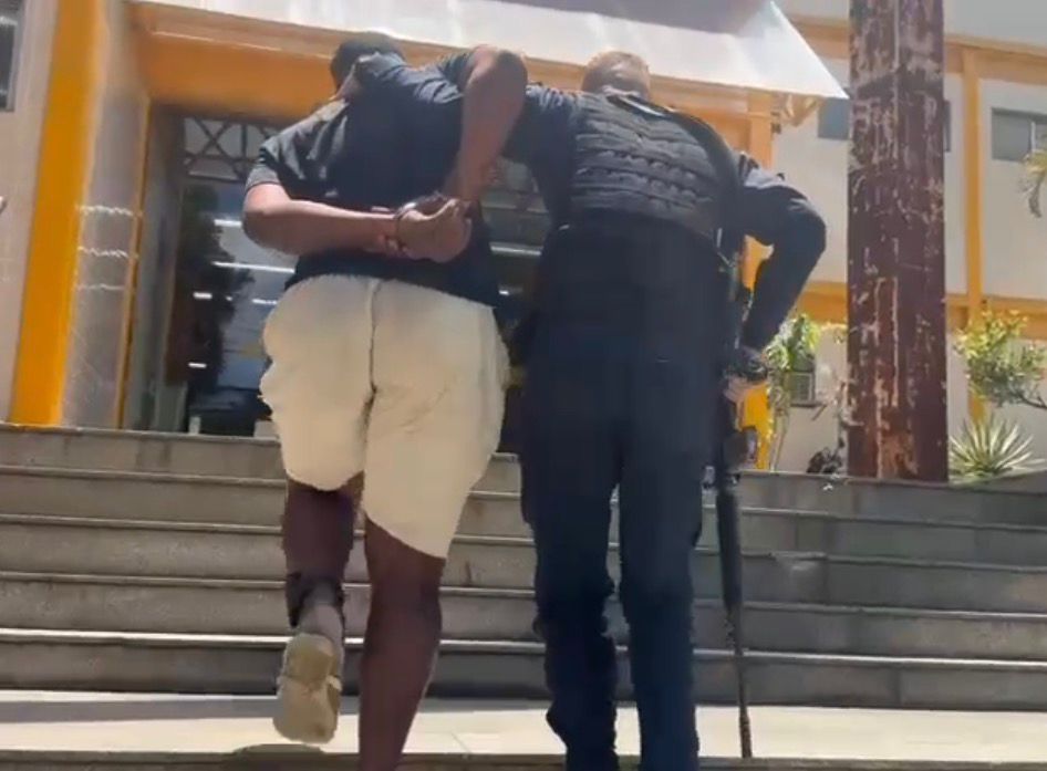 12º BPM prender traficante e diversas drogas na comunidade da Otto, na engenhoca, na em Niterói