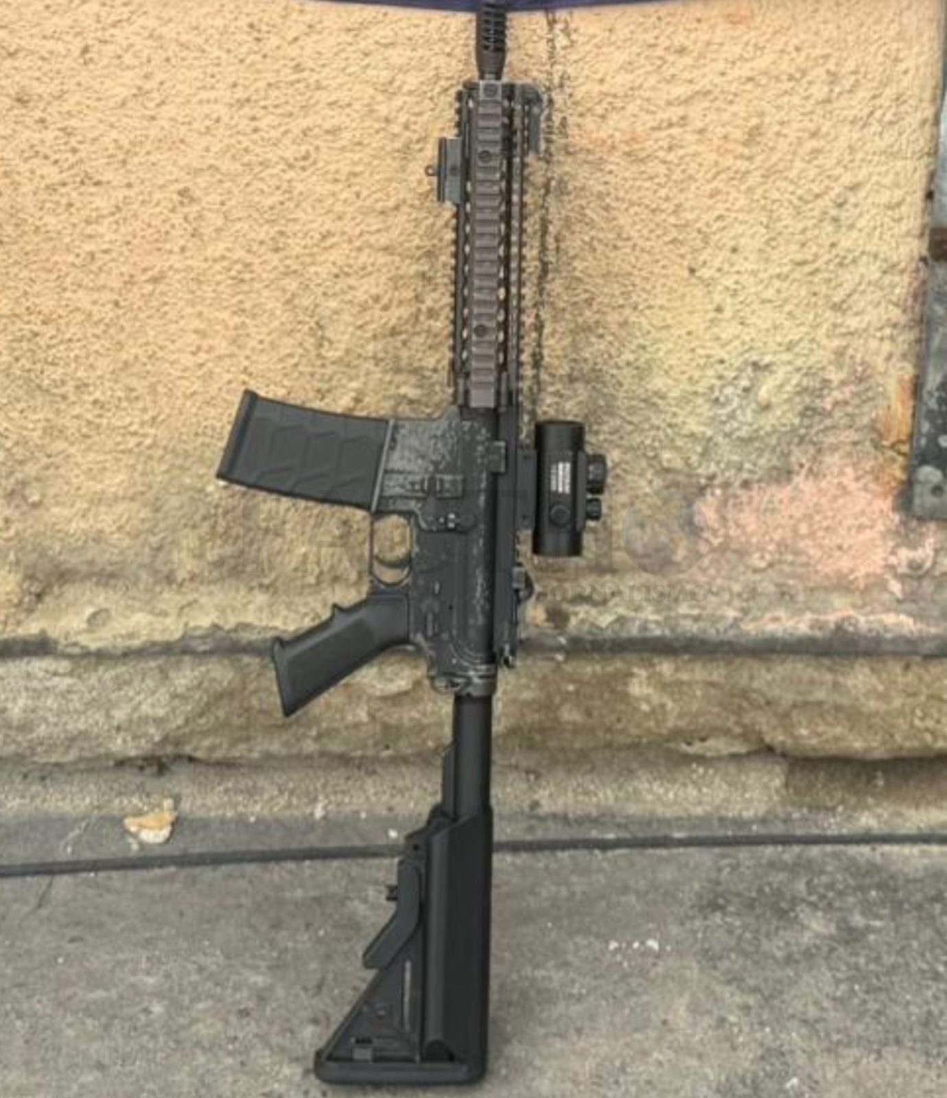 Semana já começa com apreensão de fuzil em São Gonçalo: 7º BPM retira arma de uso restrito das mãos do crime em operação no Guaxindiba