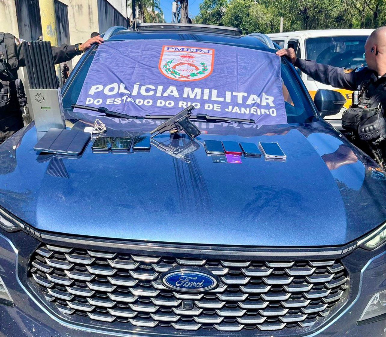 POLÍCIA MILITAR PRENDE TRÊS SUSPEITOS APÓS TROCA DE TIROS NA COMUNIDADE DA PALMEIRA, EM NITERÓI