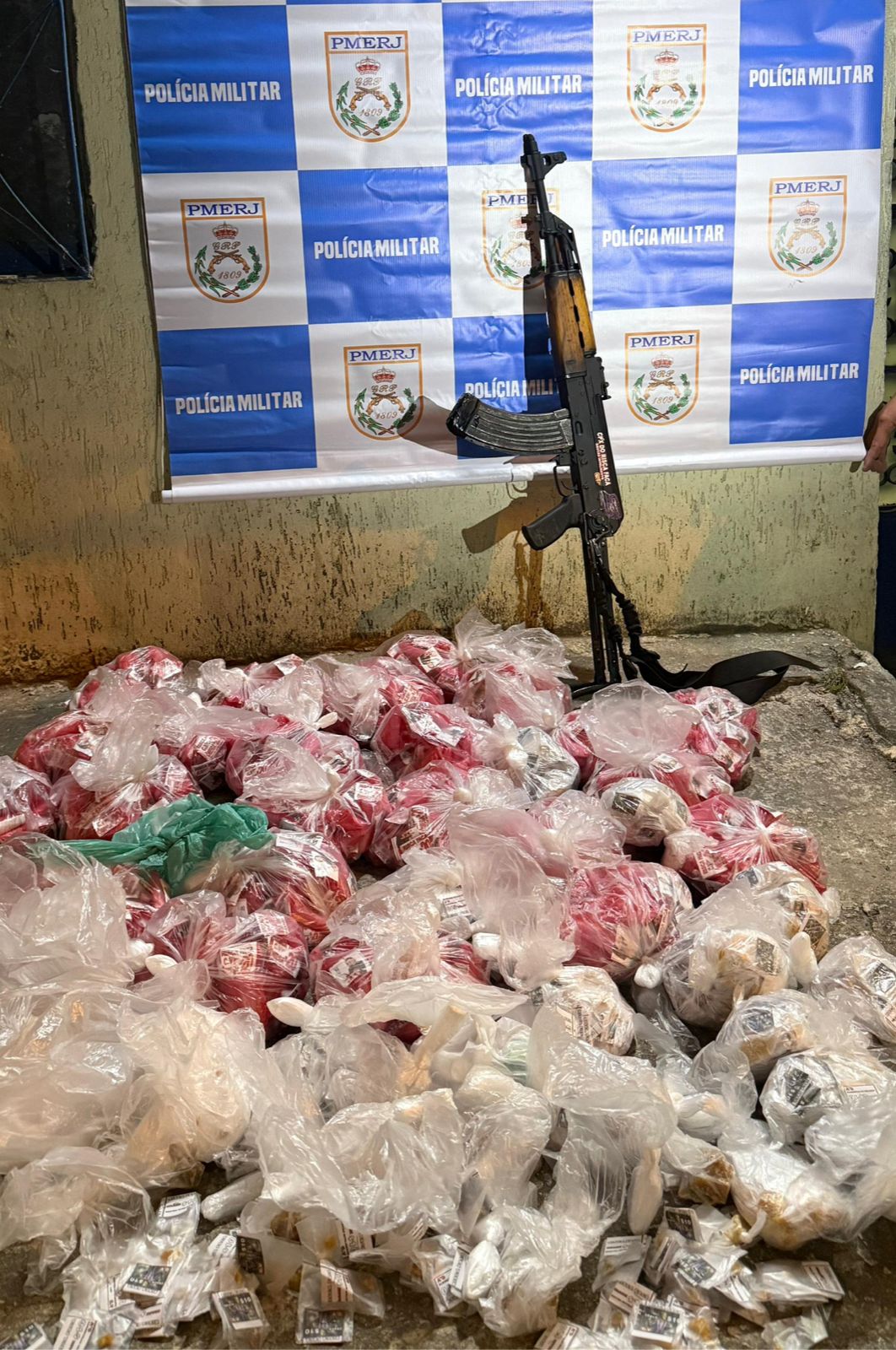 Policias do 7º BPM apreende fuzil e grande quantidade de drogas em Maria Paula, São Gonçalo