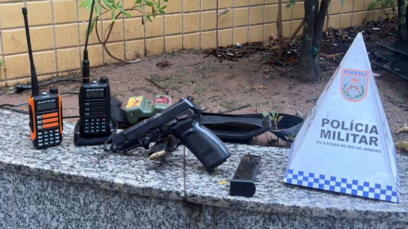 Criminosos atiram contra policiais do 7º BPM, mas PMs conseguem apreender arma e rádios em São Gonçalo